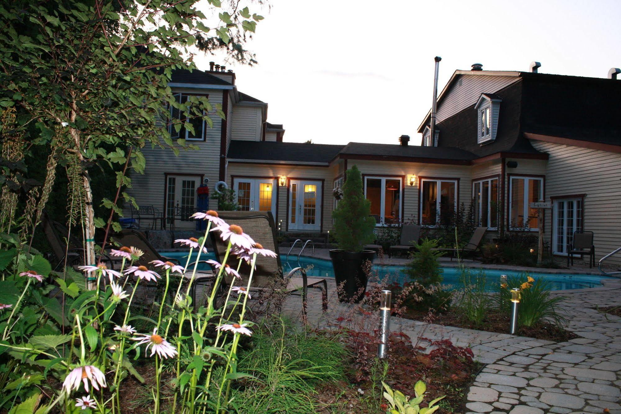 Hotel Relais St-Denis Saint-Sauveur-des-Monts Esterno foto